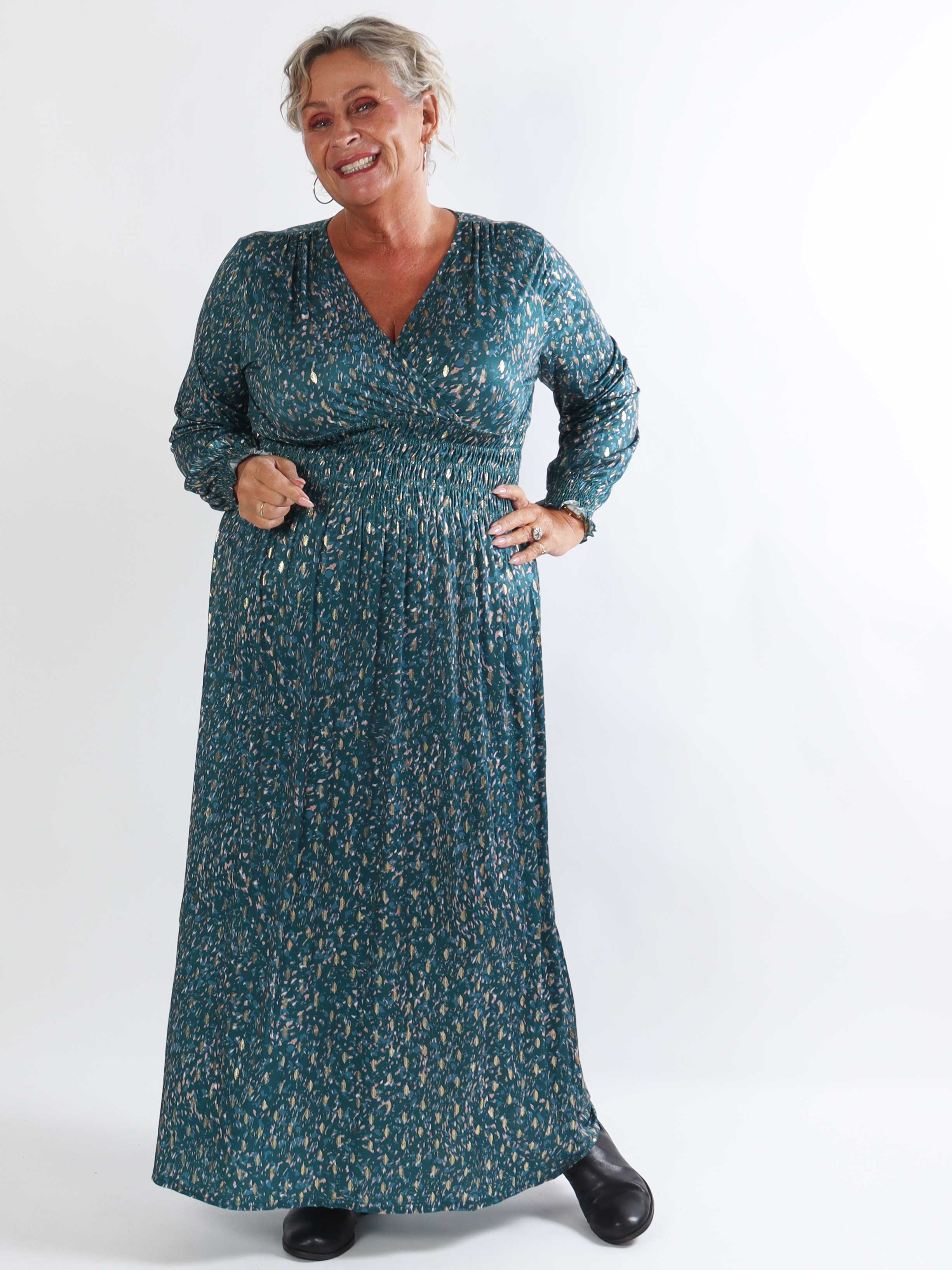 Pams Speckle L/S - Plus size kjole med farverigt mønster og elegante gulddetaljer